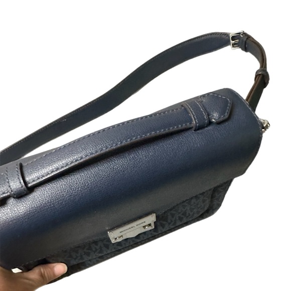 Michael Kors Blue shoulder purse, beautiful on the inside, silver clasp outside - Picture 4 of 10